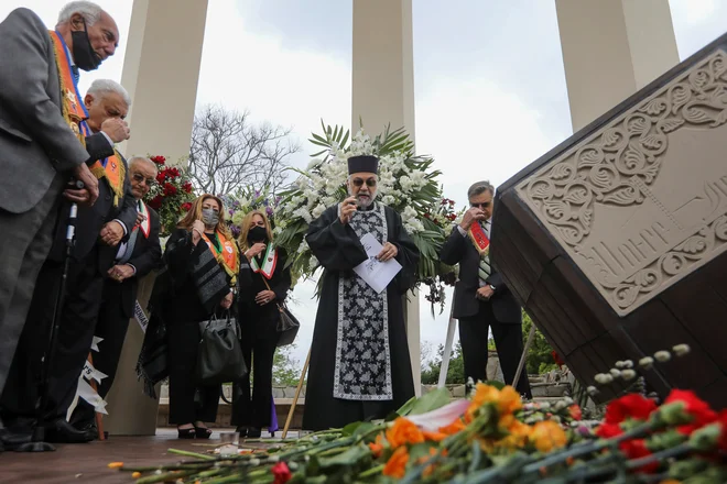 Armensko versko obeleževanje spomina na genocid iz leta 1915 v kalifornijskem Montebellu. FOTO: David Swanson/Reuters