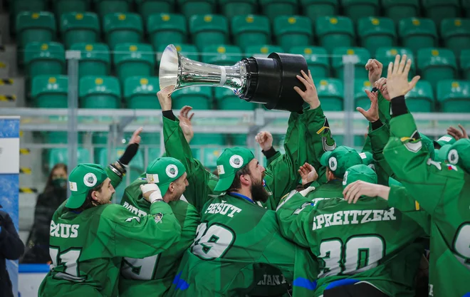 Takole so hokejisti Olimpije dvignili v zrak prestižni pokal. FOTO: Jože Suhadolnik