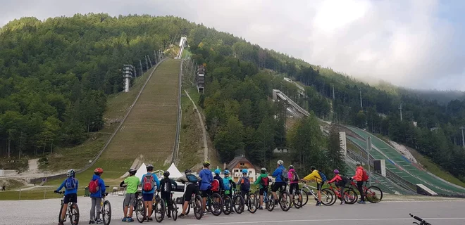 Končno smo dočakali prijetne sončne dneve, ki so popolni za raziskovanje skritih kotičkov Slovenije skupaj z družino in prijatelji. FOTO: Varno Na Kolesu