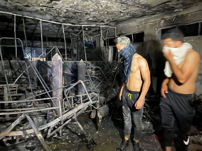 Požar se je hitro razširil, saj bolnišnica po navedbah civilne zaščite ni imela protipožarnega sistema. FOTO: Thaier Al-sudani/Reuters