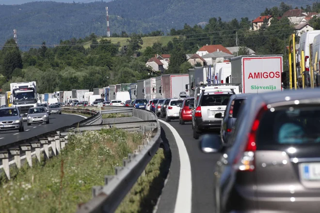 Nerkoliko upočasnjen promet na primorki je večplastno blagodejen. Preprečuje prehiter vdor morskega zraka v zakrnela pljuča. Foto Mavric Pivk