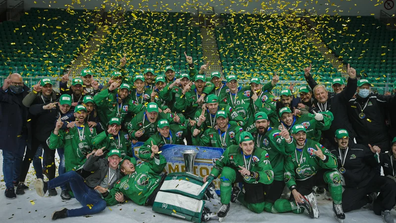Fotografija: Veselju Olimpijinega moštva ob ubranitvi lovorike v alpski ligi ni bilo konca. FOTO: Jože Suhadolnik/Delo
