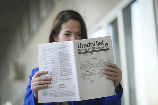 Iz razlage ustavnega sodišča izhaja, da se predpis, ki ni bil objavljen v uradnem listu, ne bi smel uporabiti, saj so bile globe izrečene za dejanje, ki ni bilo zakonsko opredeljeno kot prekršek, je v torek opozorilo vrhovno državno tožilstvo. FOTO: Jože Suhadolnik/Delo