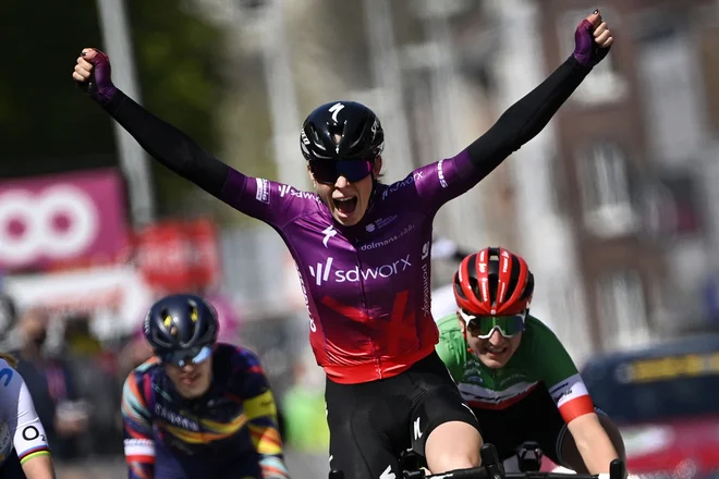 Današnja zmagovalka na stari dami: Demi Vollering (Team SD Worx). FOTO: Dirk Waem Afp