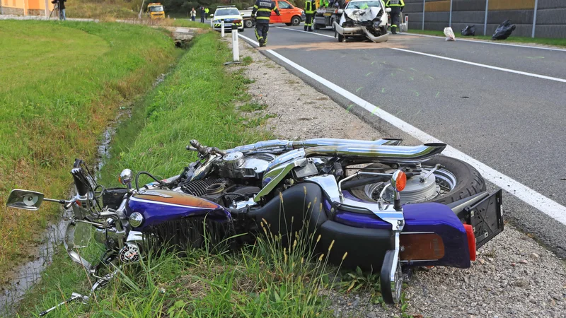Fotografija: Trčenje v zadnji del avtomobila je bilo usodno za 52-letnega motorista (simbolična fotografija). FOTO: Tadej Regent/Delo