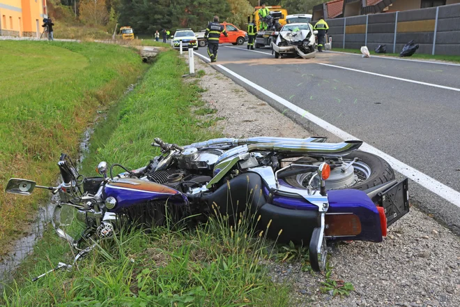 Trčenje v zadnji del avtomobila je bilo usodno za 52-letnega motorista (simbolična fotografija). FOTO: Tadej Regent/Delo