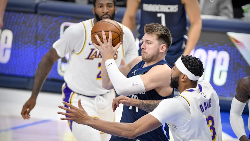 Fotografija: Luko Dončića sta vztrajno spremljala dva košarkarja LA Lakers. FOTO: Jerome Miron/USA Today Sports