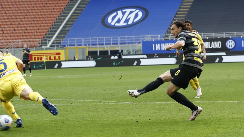 Fotografija: Inter je že drugič zapored na San Siru do zmage popeljal branilec Matteo Darmian. FOTO: Alessandro Garofalo/Reuters