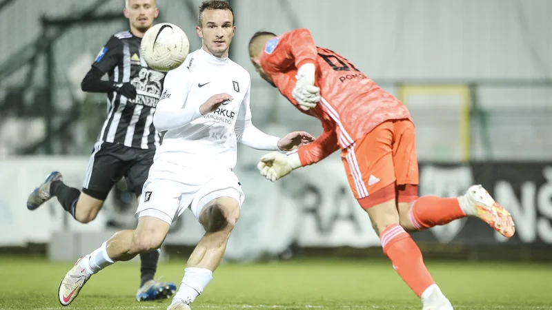 Fotografija: Olimpija je prvič letos nasedla v prvenstvu. Njen prvi zvezdnik Đorđe Ivanović je bil nemočen pred soboškimi vrati, v katerih Matko Obradović ni imel veliko dela. FOTO: Jure Banfi/Sobotainfo