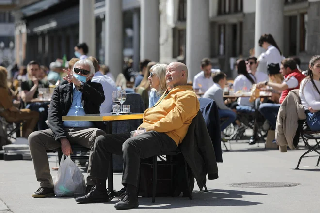 »Delovanje ob veljavnih omejitvah pomeni več kot polovico manj miz in posledično toliko manj prometa. Osebja pa potrebujemo ravno toliko kot prej oziroma ga je treba dodatno angažirati za čiščenje, vzdrževanje, opozarjanje gostov na uporabo mask v zaprtih prostorih,« pravi Dada Jerovšek. FOTO: Voranc Vogel/Delo