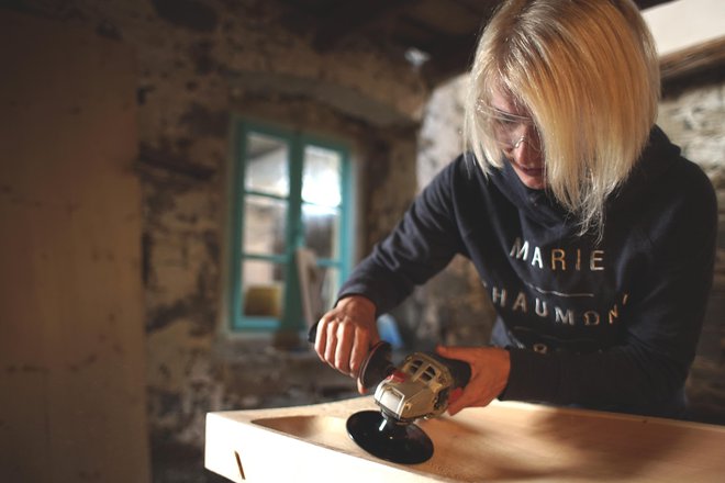 Umivalnike izdeluje iz posebnih kosov lesa, ki jih ročno obdela, razen detajlov, pri katerih uporablja napredne tehnologije. FOTO: osebni arhiv