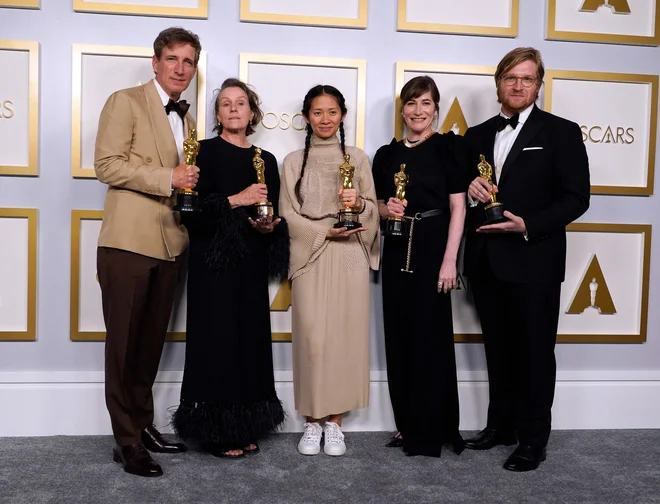 Producenti Peter Spears, Frances McDormand, Chloe Zhao, Mollye Asher in Dan Janvey ob razglasitvi Dežele nomadov za najboljši film. FOTO: Chris Pizzello/AFP