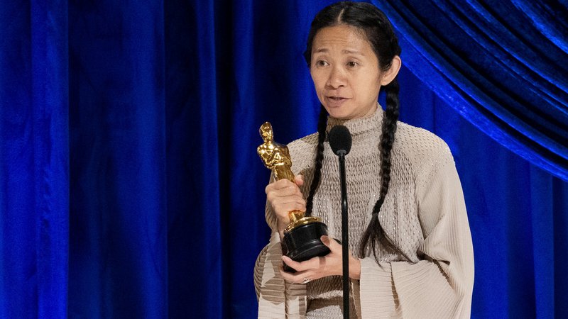 Fotografija: Chloe Zhao je po Kathryn Bigelow šele druga ženska v zgodovini oskarjev, ki je prejela nagrado za režijo. Hkrati je prva Azijka. FOTO: A.M.P.A.S/Reuters