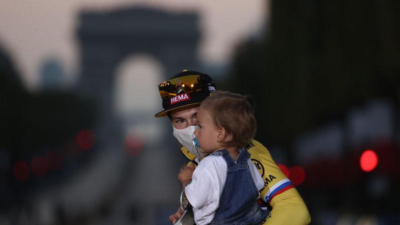 Fotografija: Primož Roglič bo letos na pariške Elizejske poljane k Slavoloku zmage skušal prikolesariti kot najboljši v skupnem seštevku. FOTO: Kenzo Tribouillard/AFP