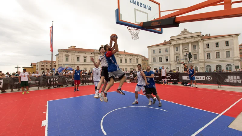 Fotografija: Na olimpijskih igrah bodo ob ustaljeni različici košarke nastopili tudi igralci ulične košarke 3x3. FOTO: KZS