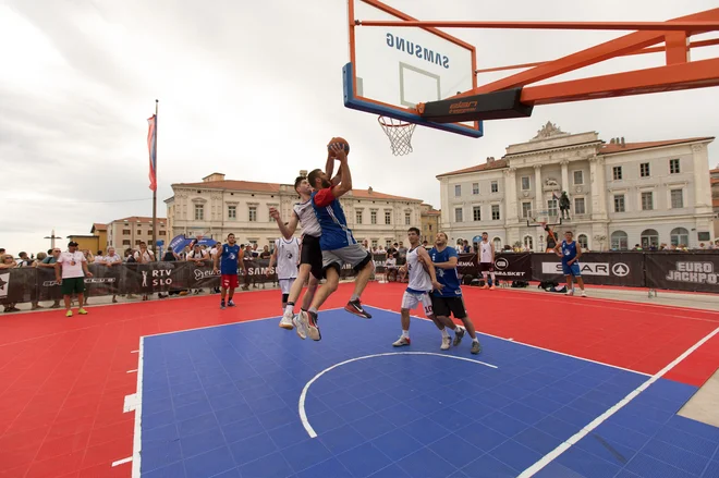 Na olimpijskih igrah bodo ob ustaljeni različici košarke nastopili&nbsp; tudi igralci ulične košarke 3x3. FOTO: KZS