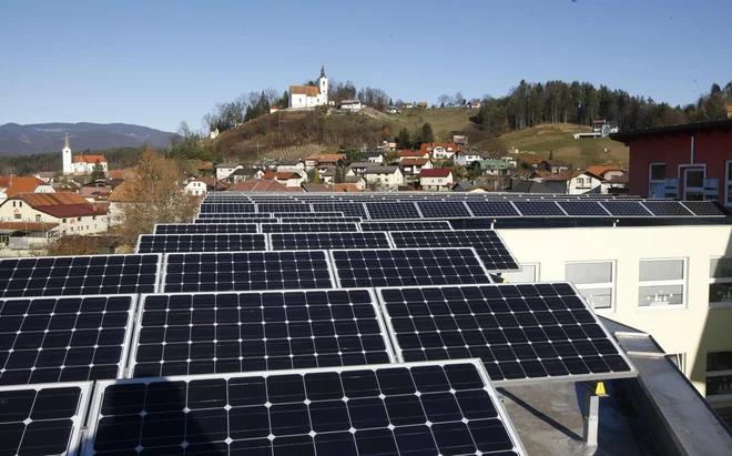 Na javnem razpisu lahko kandidirajo gospodarske družbe in samostojni podjetniki. FOTO: Tomi Lombar/Delo