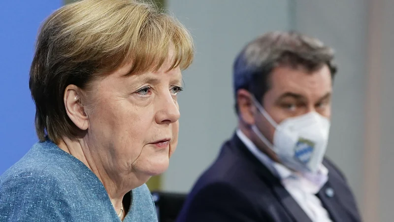 Fotografija: Nemška kanclerka Angela Merkel in bavarski premier Markus Söder po koronskem vrhu zvezne in deželnih vlad.
FOTO: Michael Kappeler/AFP