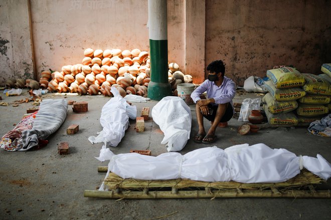 Priprave umrlih na kremacijo. FOTO: Adnan Abidi/Reuters