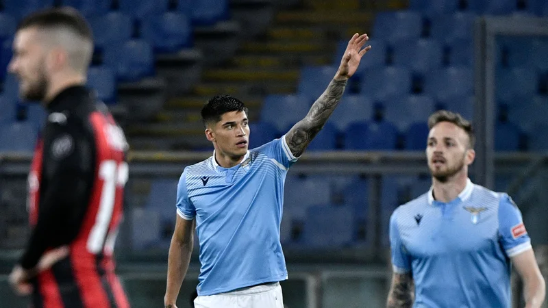 Fotografija: Argentinski napadalec Joaquin Correa je z dvignjeno roko proslavil gol v mreži Milana. FOTO: Filippo Monteforte/AFP