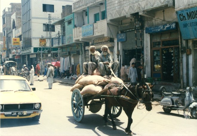 V 90. letih so bili najvarnejša alternativa gotovini potovalni čeki. Na fotografiji Pakistan iz tistih časov. FOTO: Alen Steržaj