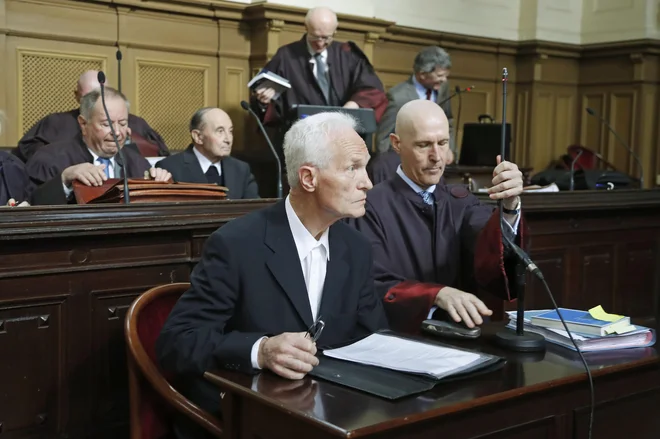 Mirku Krašovcu (na fotografiji z odvetnikom Velimirjem Cugmasom) odškodnina nedvomno pripada, vprašanje pa je, kolikšna bo. FOTO: Leon Vidic/Delo