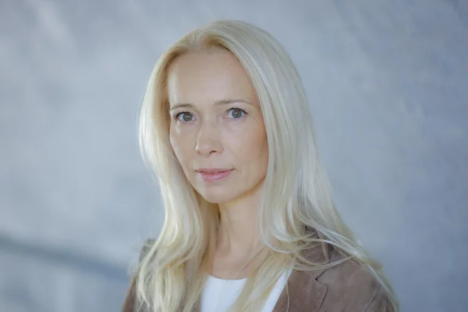 Tanja Pak je bila v otroštvu &raquo;kot vsi v Rogaški obdana z brbotajočimi mehurčki zdravilne vode in z dimom od ognja obžganih kalupov, v katerih se je v vročini rojevalo steklo&laquo;.<br />
FOTO: Jože Suhadolnik