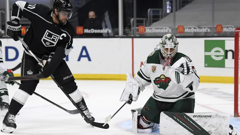 Fotografija: Anže Kopitar in LA Kings so premagali Anaheim, s katerim se bodo v naslednjih dnevih pomerili še trikrat. FOTO: Harry How/AFP