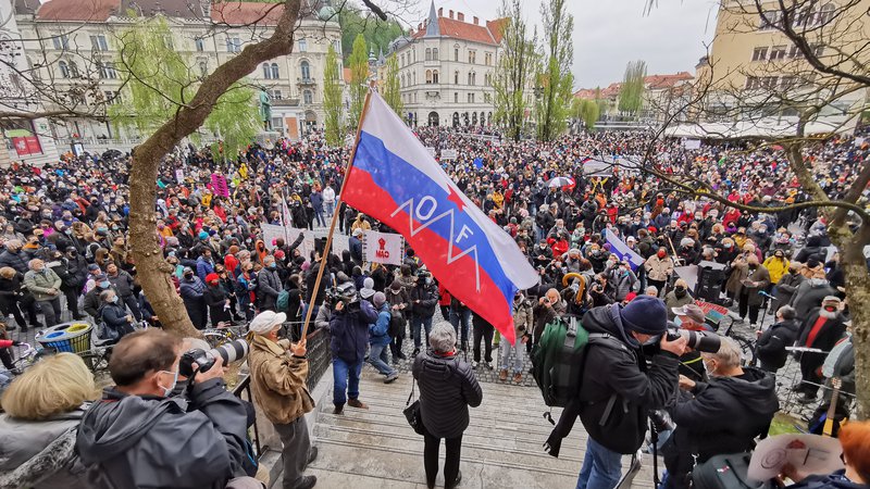 Fotografija: Protestniki opozarjajo, da Slovenije ne zaznamuje samo epidemija, ampak »predvsem delovanje oblasti v tej epidemiji«. FOTO: Jože Suhadolnik