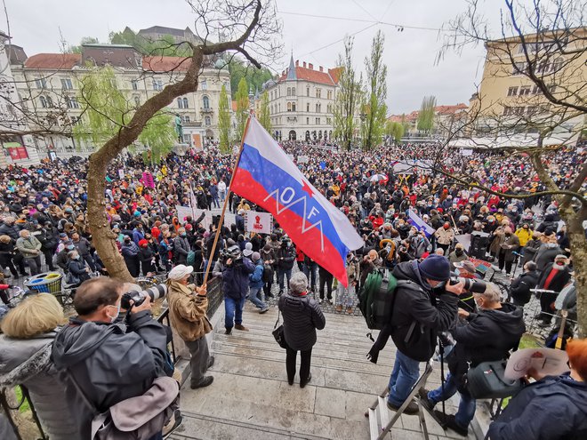 Protestniki opozarjajo, da Slovenije ne zaznamuje samo epidemija, ampak »predvsem delovanje oblasti v tej epidemiji«. FOTO: Jože Suhadolnik