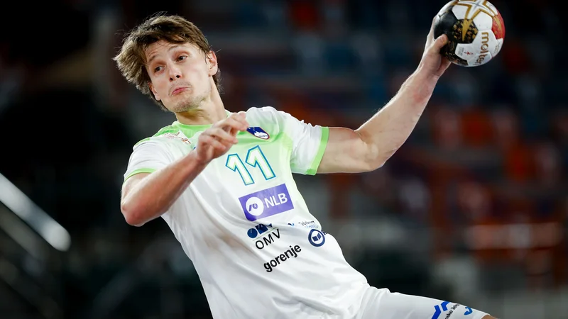 Fotografija: Slovenski kapetan Jure Dolenec je bil z 12 goli najučinkovitejši igralec tekme. FOTO: Jozo Čabraja /Kolektiff