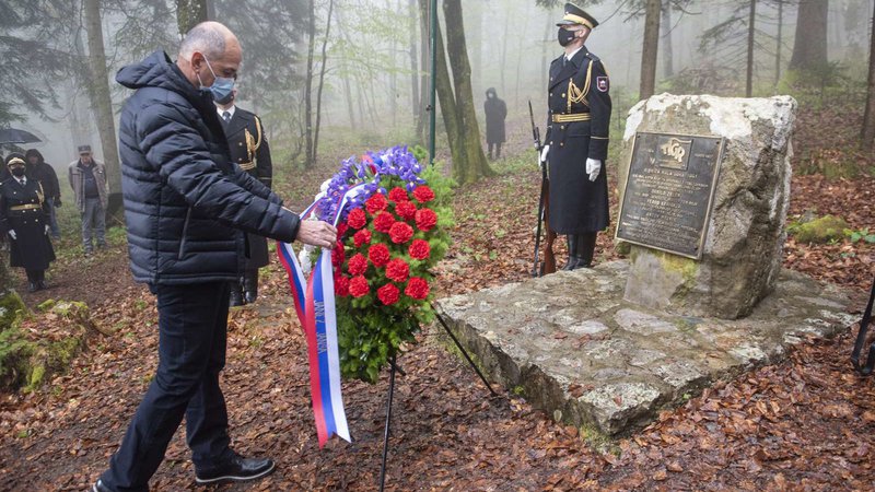 Fotografija: Predsednik vlade Janez Janša je položil venec k spomeniku TIGR.FOTO: Bor Slana/STA
