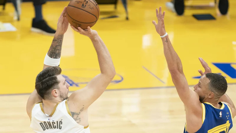 Fotografija: Dallas in Luka Dončić sta se v Oaklandu poigravala in zabavala. Slovenskemu zvezdniku Luki Dončiću ni bil kos niti drugi strelec lige NBA v tej sezoni Stephen Curry. FOTO: Kyle Terada/Usa Today Sports