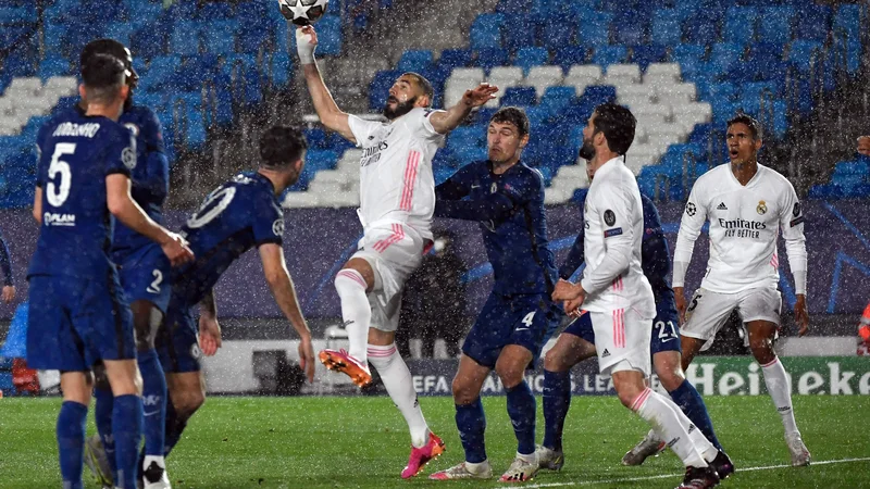 Fotografija: Real Madrid je zahvaljujoč Karimu Benzemaju ostal v igri za uvrstitev v veliki finale lige prvakov. FOTO: Pierre-philippe Marcou/AFP