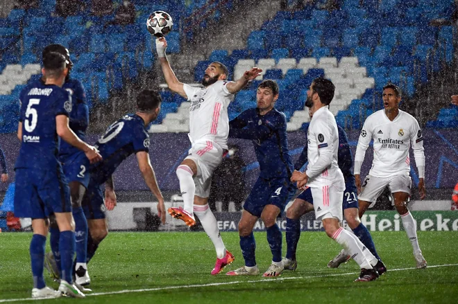 Real Madrid je zahvaljujoč Karimu Benzemaju ostal v igri za uvrstitev v veliki finale lige prvakov. FOTO: Pierre-philippe Marcou/AFP