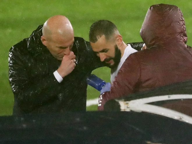 Zinedine Zidane (levo) ima za povratni dvoboj na voljo še nekaj močnih adutov. FOTO: Susana Vera/Reuters