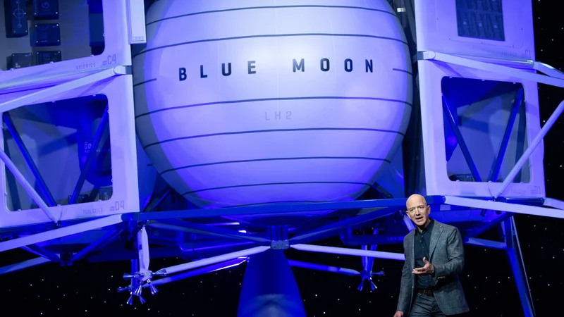 Fotografija: Jeff Bezos je vložil pritožbo zaradi Nasine izbire. FOTO: Saul Loeb/AFP