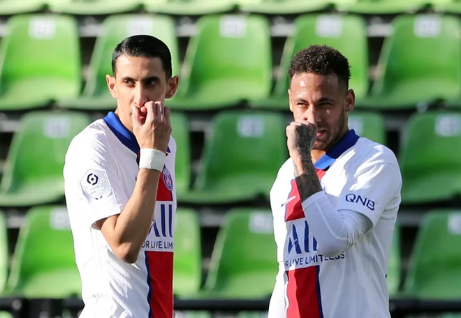 Neymar je izjemen nogometaš, ki s svojimi vragolijami k duhoviti igri spodbuja tudi soigralce. Z Argentincem Angelom Di Mario se Brazilec odlično ujame. FOTO: Pascal Rossignol/Reuters