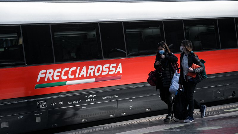 Fotografija: Lombardijo bo z Ljubljano povezal hitri vlak Rdeča puščica, ki lahko vozi do 300 kilometrov na uro – a ne v Sloveniji. FOTO: Piero Cruciatti/AFP