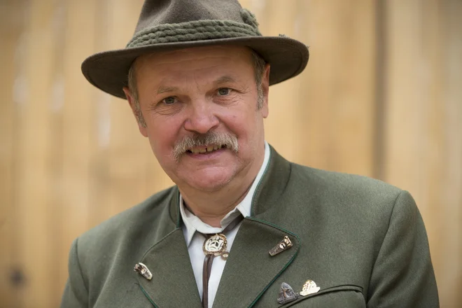 »Samec je bil bolj len. Veliko je ležal, ko smo mu prinesli srno, je pihal, malo je pojedel, pa zopet odšel spat. Samica pa je ves čas hodila sem in tja. Bila je živčna. Občutek imam, da je breja,« je povedal Peter Benedik. FOTO: Jure Eržen/Delo