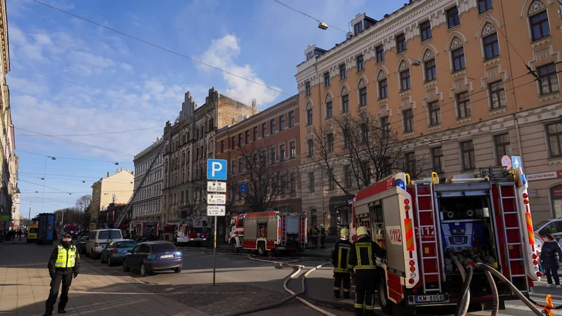 Fotografija: Oblasti so odredile zaprtje hostla, a je požar izbruhnil pred izvršitvijo te odločitve, poročajo tuje tiskovne agencije. FOTO: Janis Laizans/Reuters