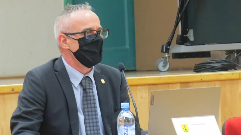 Fotografija: Župan občine Komenda Stanislav Poglajen je izvedel nenavadno potezo: pred dnevi je za podžupana imenoval decembra lani razrešenega Igorja Štebeta. FOTO: Bojan Rajšek/Delo
