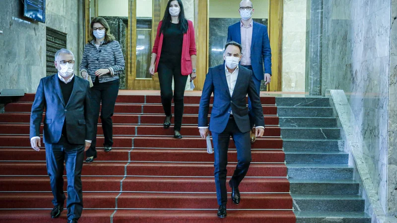 Fotografija: Stanje v državnem zboru se s pozivom k razveljavitvi načrta dela za maj, znova zapleta. FOTO: Jože Suhadolnik