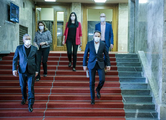 Stanje v državnem zboru se s pozivom k razveljavitvi načrta dela za maj, znova zapleta. FOTO: Jože Suhadolnik