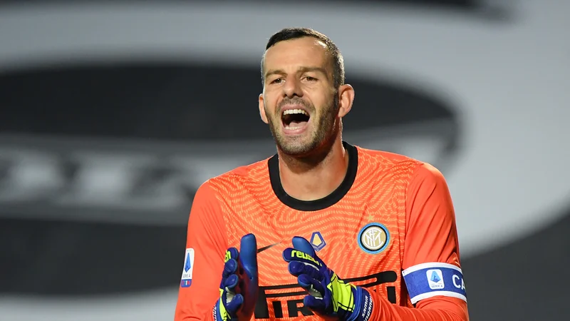Fotografija: Samir Handanović bo premijo za naslov italijanskega prvaka podaril klubu. FOTO: Alberto Lingria/Reuters