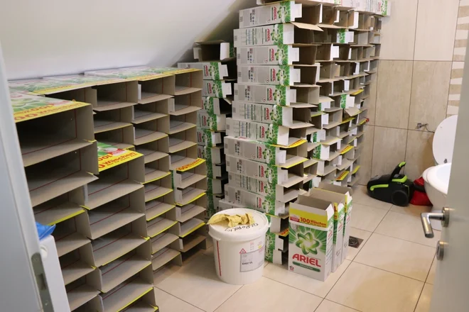 Med hišno priskavo so odkrili dobrih pet ton pralnih sredstev.<br />
FOTO: PU Celje
