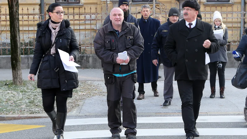 Fotografija: Sodnik Martin Jančar si je v spremstvu Stephena Casiraghija, tožilstva in obrambe na lastne oči ogledal potek divjanja z avtomobilom. FOTO: Marko Feist