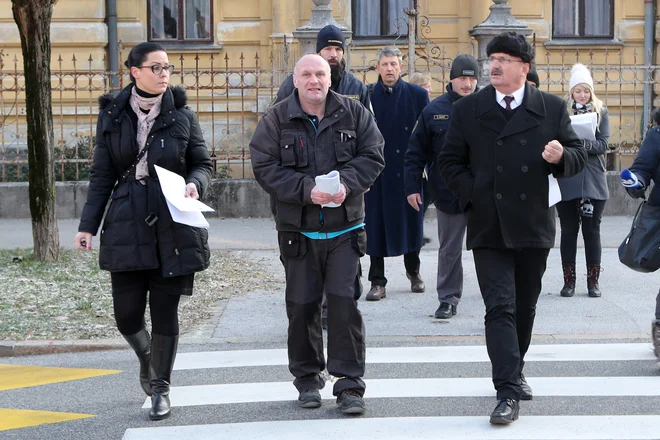 Sodnik Martin Jančar si je v spremstvu Stephena Casiraghija, tožilstva in obrambe na lastne oči ogledal potek divjanja z avtomobilom. FOTO: Marko Feist