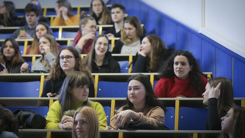 Fotografija: Po priporočilih mora biti med študenti vsaj 1,5 metra razdalje, torej dva prosta stola. FOTO: Jože Suhadolnik/Delo