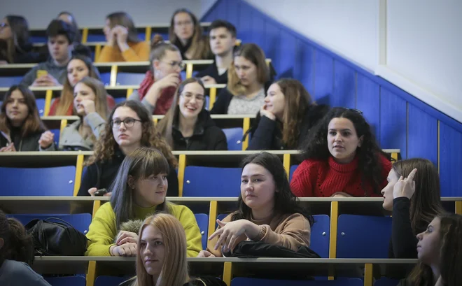Po priporočilih mora biti med študenti vsaj 1,5 metra razdalje, torej dva prosta stola. FOTO: Jože Suhadolnik/Delo